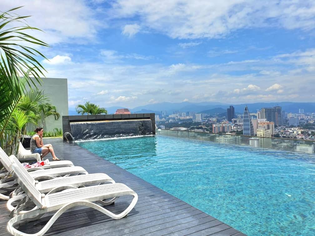 Regalia Suites Klcc View Rooftop Infinity Pool By Angkasa Homes Kuala Lumpur Bagian luar foto