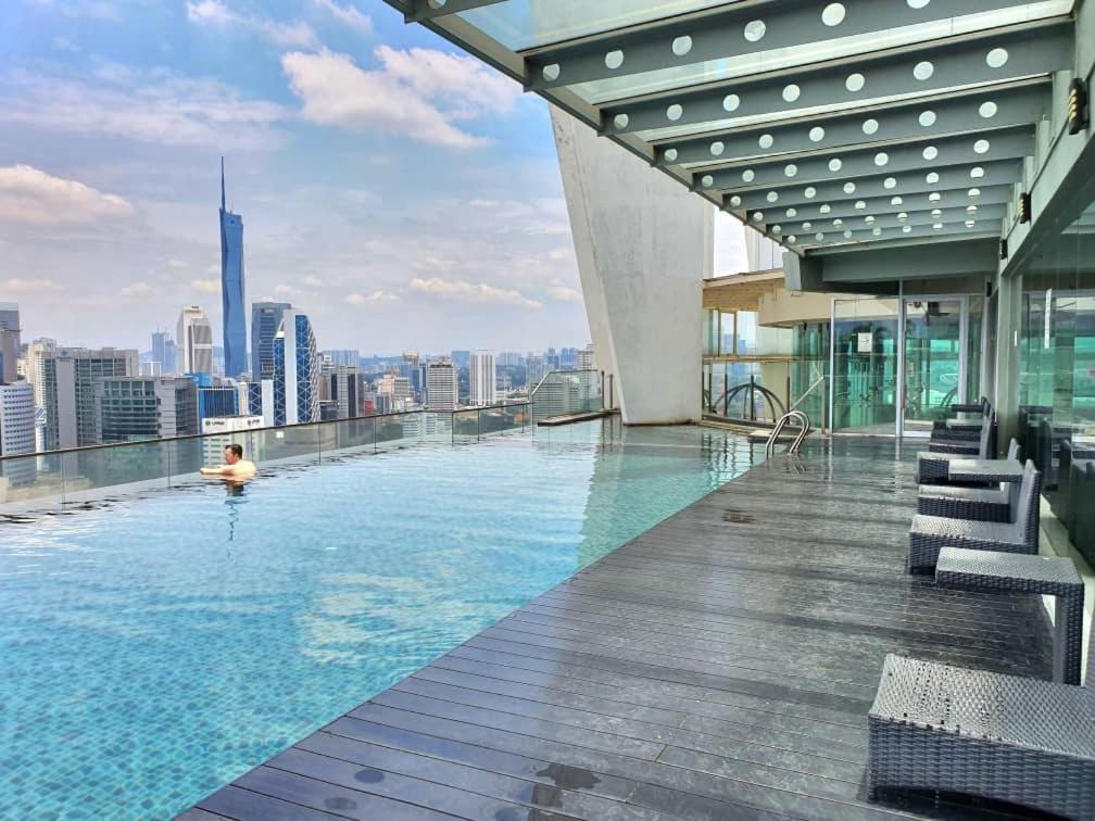 Regalia Suites Klcc View Rooftop Infinity Pool By Angkasa Homes Kuala Lumpur Bagian luar foto