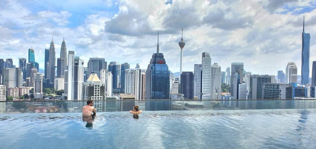Regalia Suites Klcc View Rooftop Infinity Pool By Angkasa Homes Kuala Lumpur Bagian luar foto