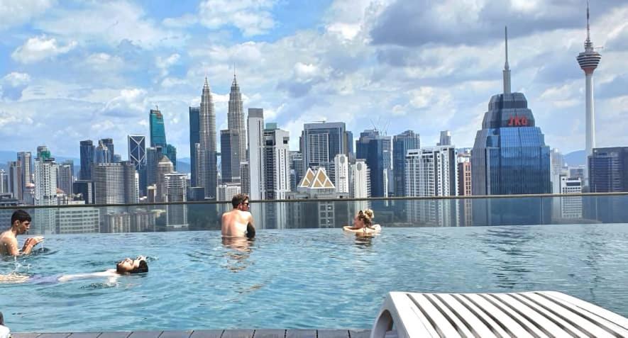 Regalia Suites Klcc View Rooftop Infinity Pool By Angkasa Homes Kuala Lumpur Bagian luar foto