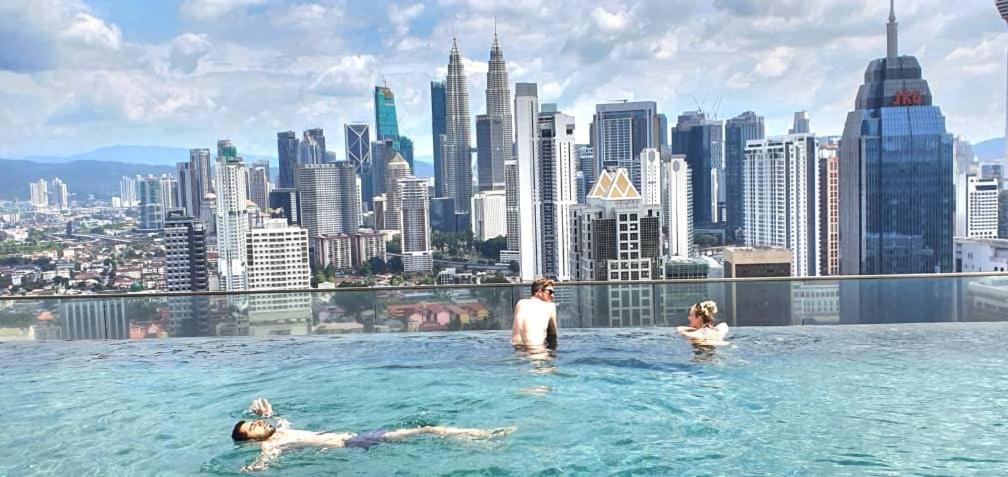 Regalia Suites Klcc View Rooftop Infinity Pool By Angkasa Homes Kuala Lumpur Bagian luar foto