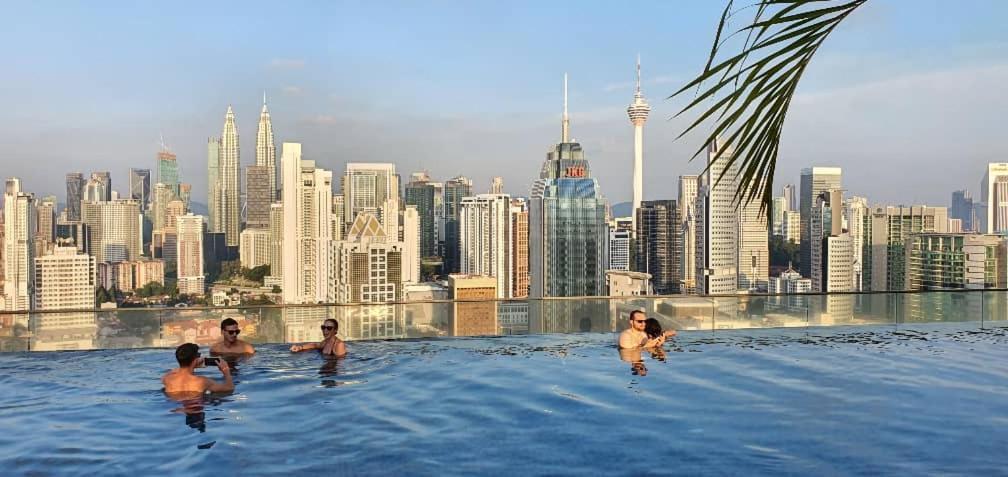 Regalia Suites Klcc View Rooftop Infinity Pool By Angkasa Homes Kuala Lumpur Bagian luar foto